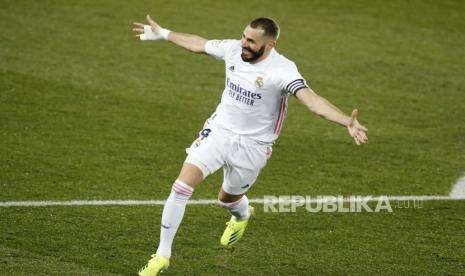 Dua Gol Benzema Antarkan Real Madrid ke Puncak Klasemen