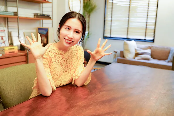 May J. membuka kanal YouTube