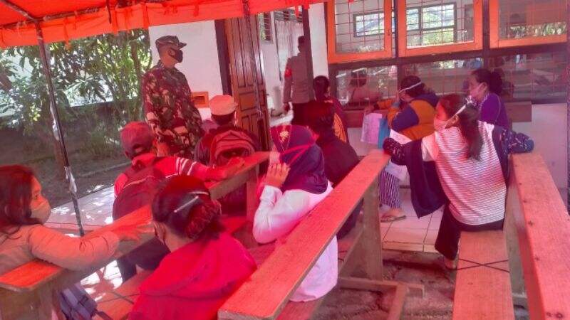 Babinsa Koramil 03 Sipora PAM Pembagian BST Di Kantor Pos Sioban Mentawai