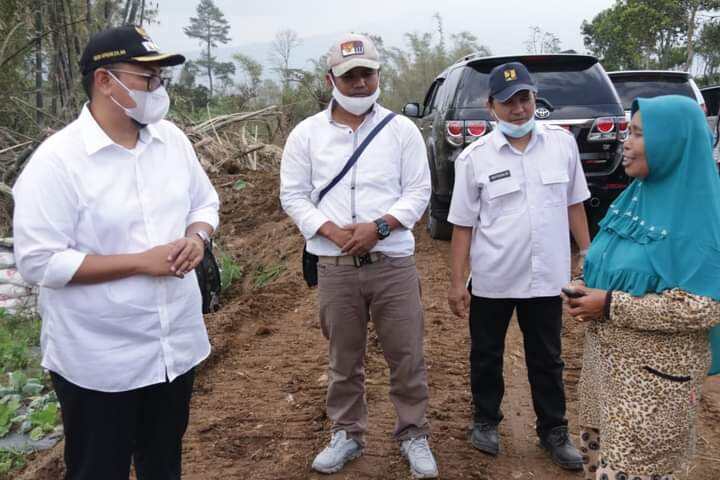 Wabup Tanah Datar Turun Kelokasi Tinjau Pembangunan Ruas Jalan Penghubung Ke TPA
