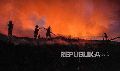 In Picture: Api di Lokasi Kebakaran Lapak Ban Bekas Belum Padam