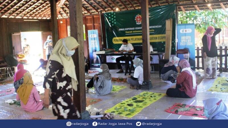 Pelatihan Ecoprint, Perempuan Bangsa Gandeng Dewan dan Diskop UKM