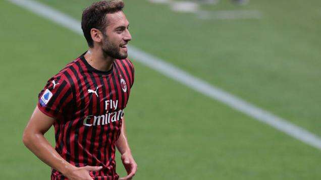 Tolak Tawaran Man United, Hakan Calhanoglu Pilih Bertahan di AC Milan