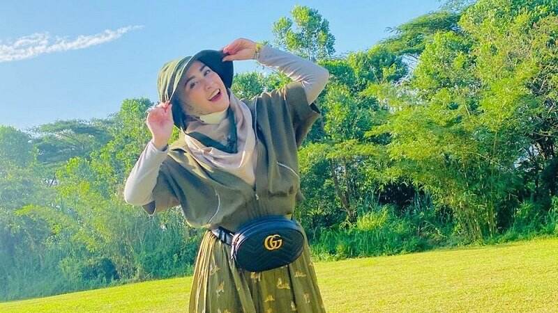 4 Gaya Hijab April Jasmine, Istri Ustadz Solmed yang Viral