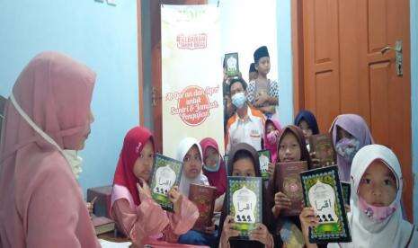 BMH Salurkan Alquran untuk Santri dan Jamaah Pengajian
