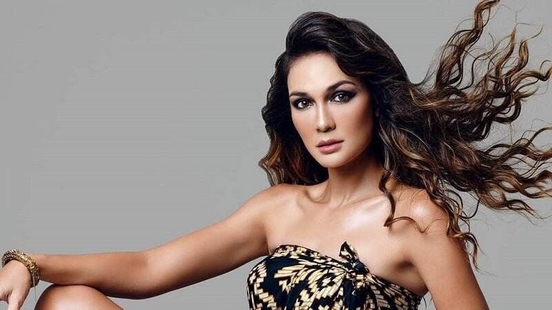 Luna Maya si Kartini Zaman Now Tampil Eksotik Berbalut Kain Batik
