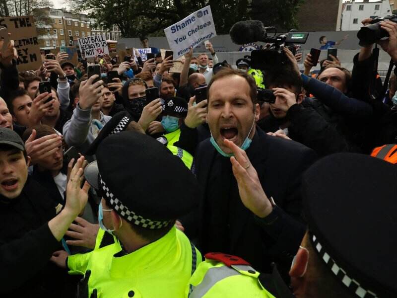 Bus Chelsea Diblokade, Petr Cech Tenangkan Fans