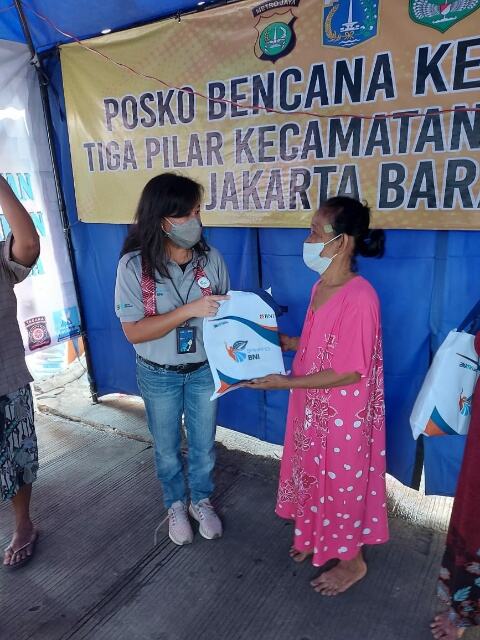 Srikandi BNI Salurkan Bantuan ke Korban Kebakaran di Wilayah Tambora