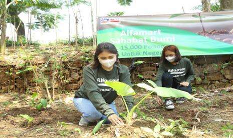 Sahabat Bumi, Alfamart Tanam 15.000 Pohon untuk Indonesia