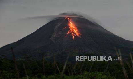 Gunung Merapi Luncurkan Lava Pijar Sejauh 1,6 Km