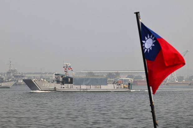 Pria China Membelot ke Taiwan dengan Menyeberangi Laut 11 Jam
