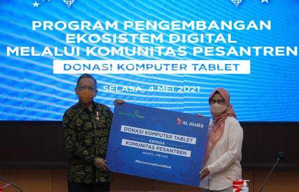Kembangkan Desa Digital, XL Axiata Donasikan 100 Laptop ke Pesantren