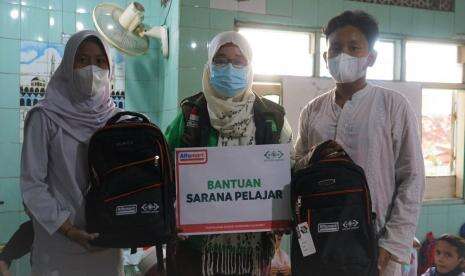 NU Care-Alfamart Salurkan Paket Belajar Yatim Dhuafa