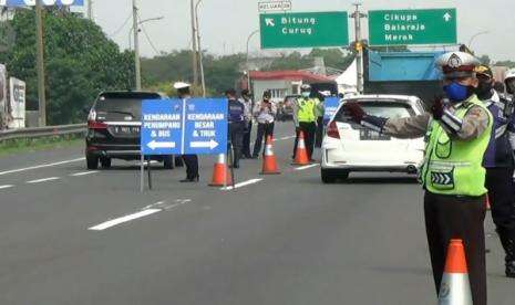 50 Kendaraan di Gerbang Tol Bitung Tangerang Putar Balik
