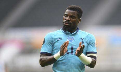 PSG Ingin Pulangkan Serge Aurier ke Paris