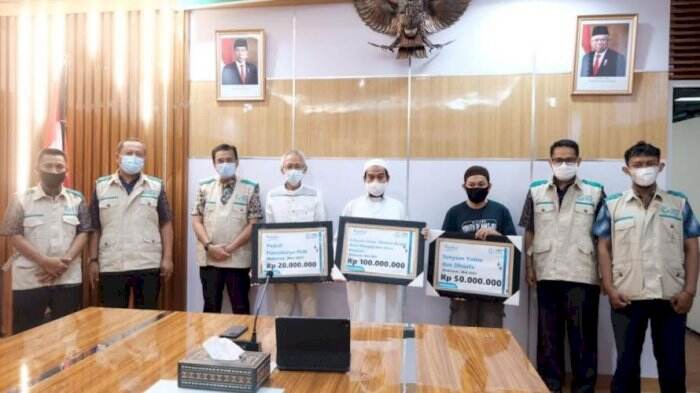 YBM PLN UIW Sulselrabar Serahkan Bantuan untuk Imam Masjid, Marbot, dan Duafa