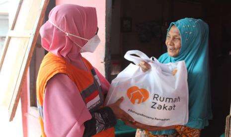 Rumah Zakat Beri Nenek Aisha Paket Janda Berdaya