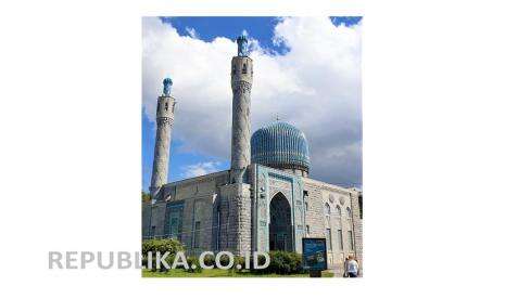 Sejarah Panjang Masjid Biru Soekarno di Rusia