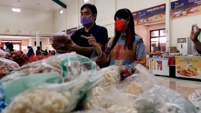 Murah dan Berkualitas, Ita Purnamasari Antusias Belanja di Pasar Mitra Tani