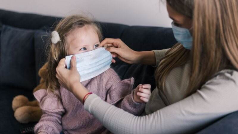 Si Kecil Enggan Mengenakan Masker saat ke Luar Rumah? Ini 3 Cara Efektif untuk Mengatasinya Moms