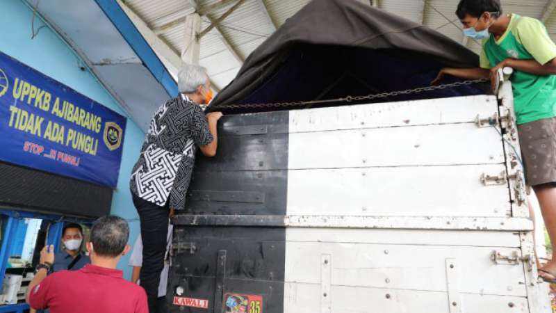 Pastikan Tidak Ada Penumpang, Ganjar Sampai Panjat Truk saat Cek Posko Ajibarang