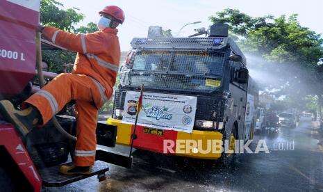In Picture: Penyemprotan Disinfektan Kawasan Pariwisata Bali