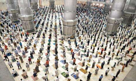 In Picture: Ibadah Shalat Jumat Terakhir di Bulan Ramadhan 1442 H