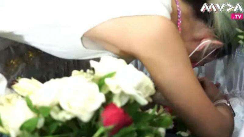 Terharu, Joanna Alexandra Peluk Erat Jenazah Raditya Oloan