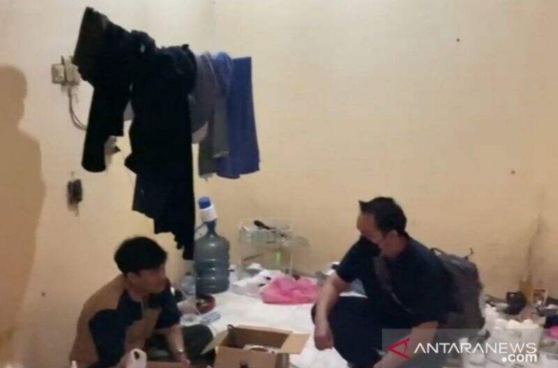 Polisi Gerebek Pabrik Tembakau Sintetis Rumahan di Banten