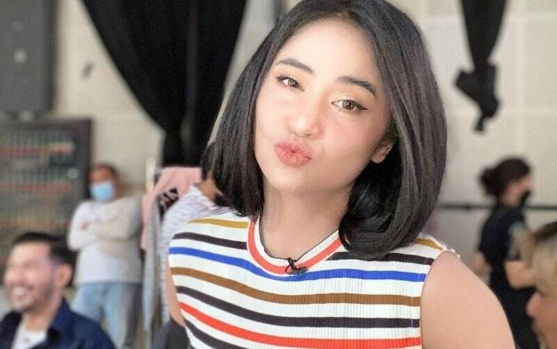 Dari Baju Ketat hingga Rok Span, Intip 4 Gaya Modis Dewi Perssik