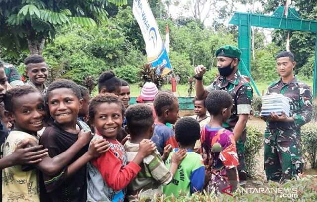 Peduli Pendidikan, Satgas TNI Mengajar Siswa di Perbatasan