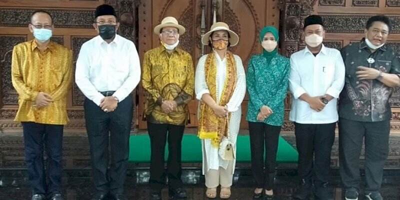Dikunjungi Akbar Tandjung Di Kediamannya, Bupati Gresik: Saya Tersanjung