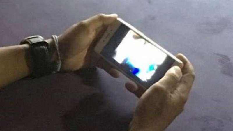 Koleksi Foto-foto Syur Oknum Kepala Sekolah Bocor, Selfie Tunjukan Organ Vitalnya Masih Kenakan Hijab