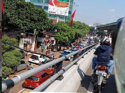 Macet Parah di Mampang Prapatan, Warganet Salahkan Galian Kabel: Kesel Sumpah!