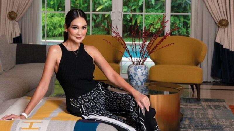 Cantiknya Luna Maya dengan OOTD Serba Hitam, Total Harganya Rp105 Juta!