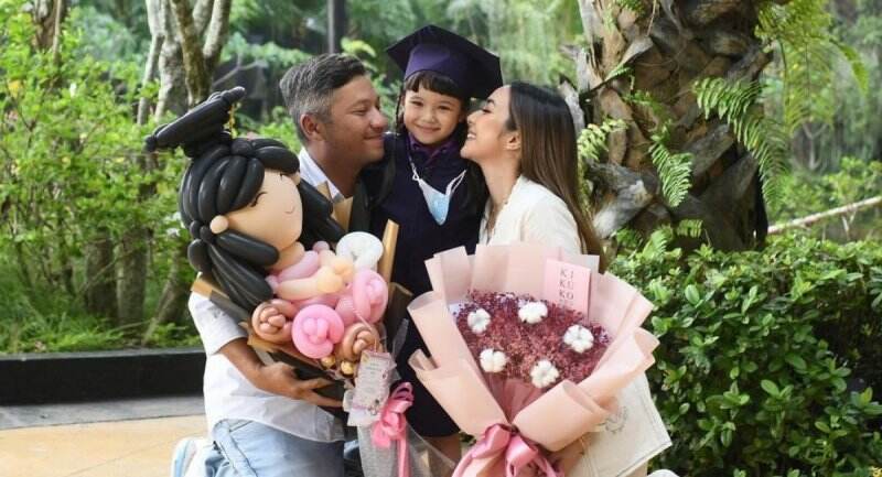Gempi Lulus TK, Gisel dan Gading Kompak Hadiri Acara Kelulusan