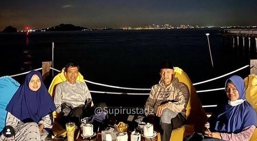 Ustaz Abdul Somad dan Istri Nikmati Pemandangan Singapura dari Kota Batam, Netizen Salah Fokus