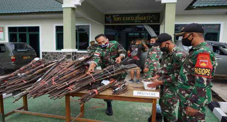 Ratusan Senjata dan Amunisi Diserahkan Warga ke Yonif 407 Padma Kusuma