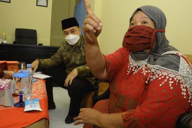 Wali Kota Ditemui Ibu Tua, Pemkot Surabaya Siap Sanksi Perusahaan