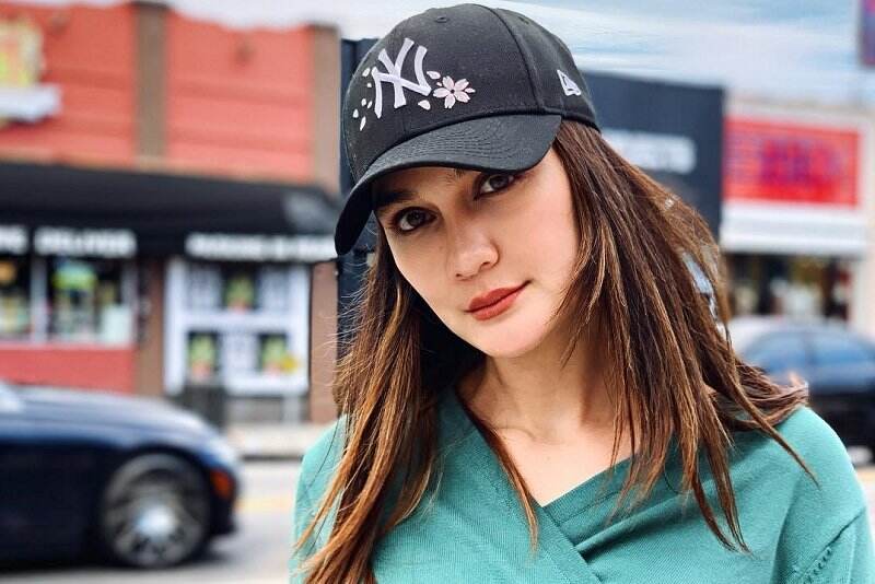 Joget sambil Pamer Cincin, Luna Maya Dilamar?
