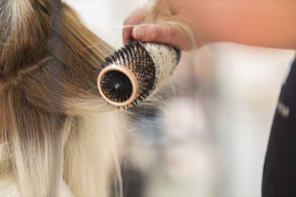 6 Kiat Mengatasi Masalah Rambut Rontok Akibat Paparan Matahari