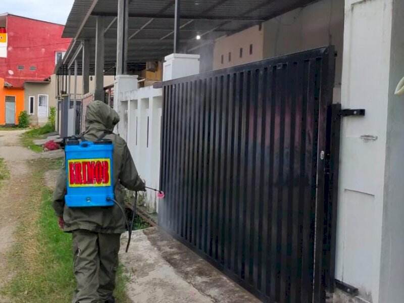 Brimob Yon C Pelopor Semprot Disinfektan ke Rumah Warga