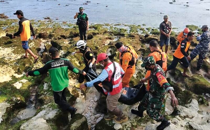 Jenazah Fikri Ditemukan 17 Km dari Lokasi Terseret Ombak