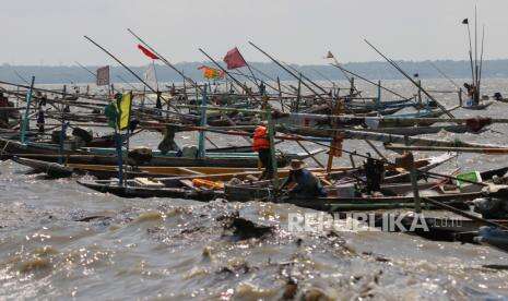 In Picture: Gelombang Tinggi, Nelayan Pesisir Bulak Tidak Melaut.