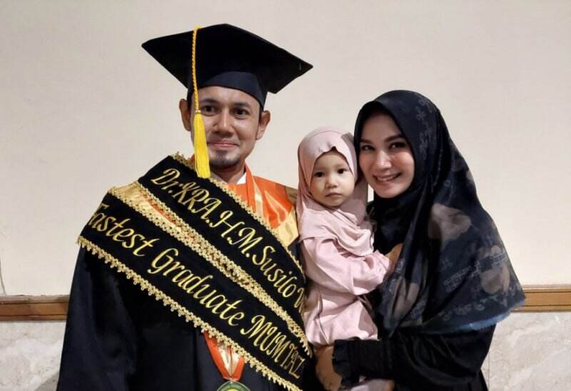 Bangkit dari Keterpurukan, Ustadz Guntur Bumi Raih Gelar S3 Ilmu Alquran dan Tafsir