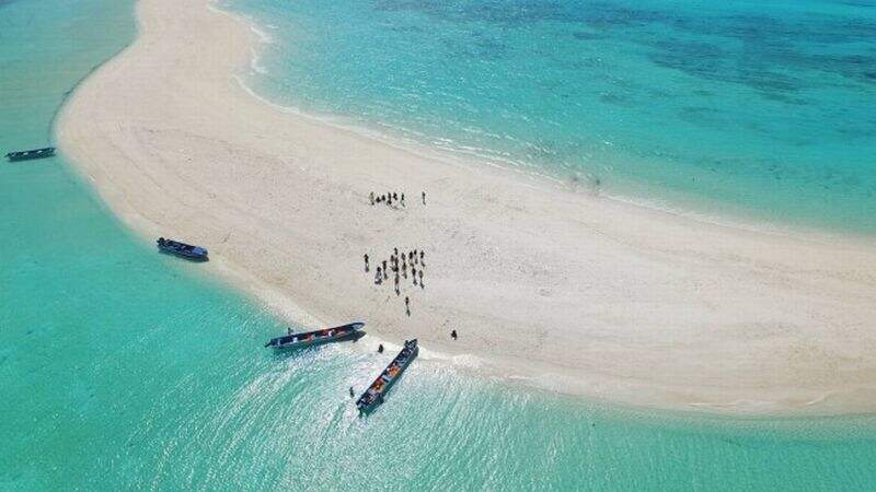 Viral Pantai di Pulau Kei Mengering, Pria Bisa Berjalan hingga ke Tengah Laut