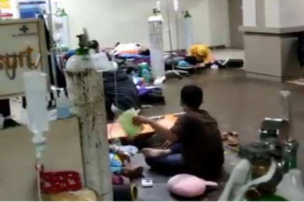 Video Viral, Puluhan Pasien Dirawat di Parkiran Rumah Sakit