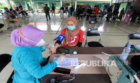 Pemkab Indramayu Bantu Beras Warga yang Isoman di Rumah