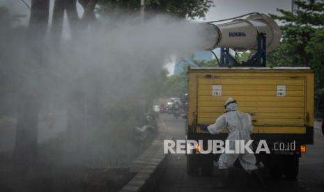 800 Sekolah Disemprot Disinfektan oleh Disdamkar Makassar