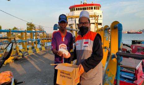 Rumah Zakat Salurkan Vitamin dan Masker bagi Warga Bangkalan
